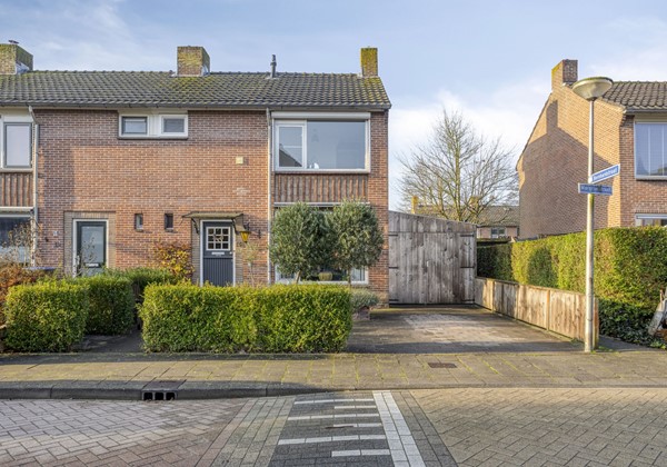 Te koop: Leuke hoekwoning in het mooie Brandwijk, voorzien van garage, berging en overkapping, instapklaar en gelegen op een heerlijk ruim perceel!